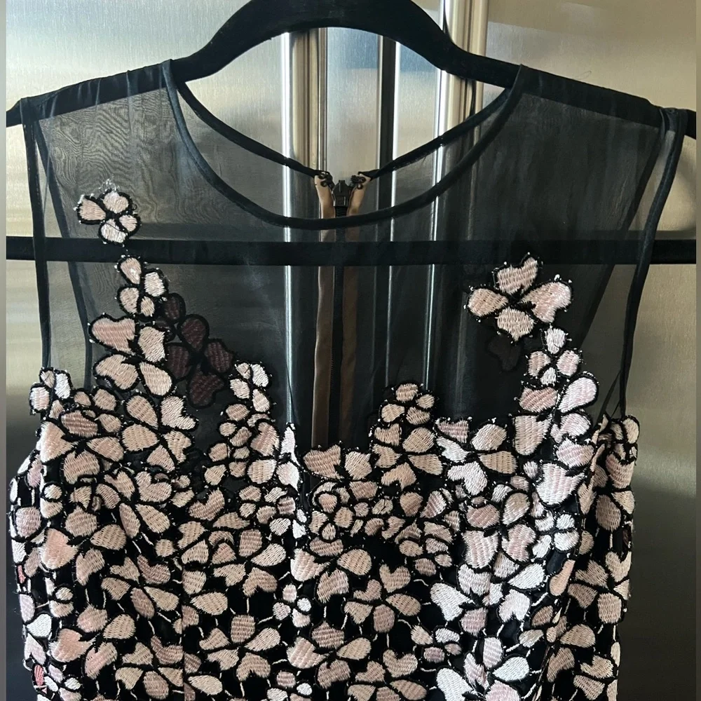 Women’s NEW NEVER WORN DRESS - Picture 2 of 9